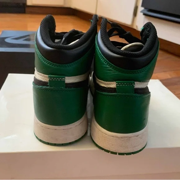 Nike Air Jordan 1 Retro High OG GS Pine Green 2018 575441-302 Size 7y / Wmns 8.5